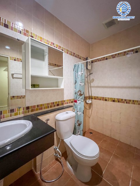 ทาวน์เฮ้าส์มือสองย่านนนทบุรี ม.ลิฟวิ่งพาร์ค พระราม5 เนื้อที่เกือบ 20 ตร.ว. ฟังก์ชัน 3 ห้องนอน 3 ห้องน้ำ 2 ที่จอดรถ บ้านสภาพดี พร้อมเข้าอยู่ มาพร้อมของแถมเพียบ!  3 เครื่องปรับอากาศ, 2 เครื่องทำน้ำอุ่น ฯลฯ บนทำศักยภาพ ใกล้ท่าน้ำนนท์ ทางด่วน "ศรีรัช" รีบจองเลย!